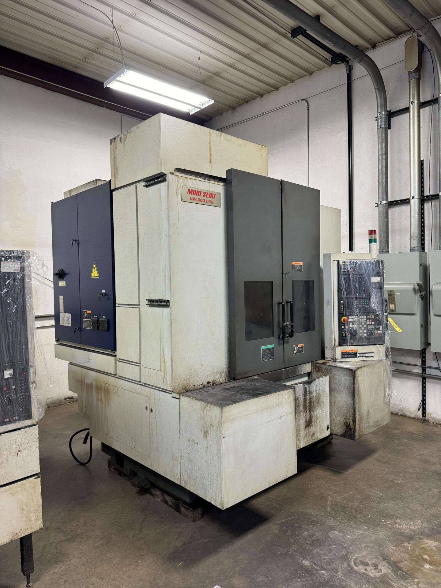 MORI SEIKI NV4000 DCG VERTICAL MACHINING CENTER (1)