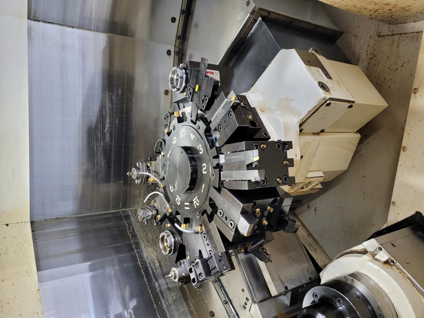 OKUMA-GENOS-L300-MYW-E (5)