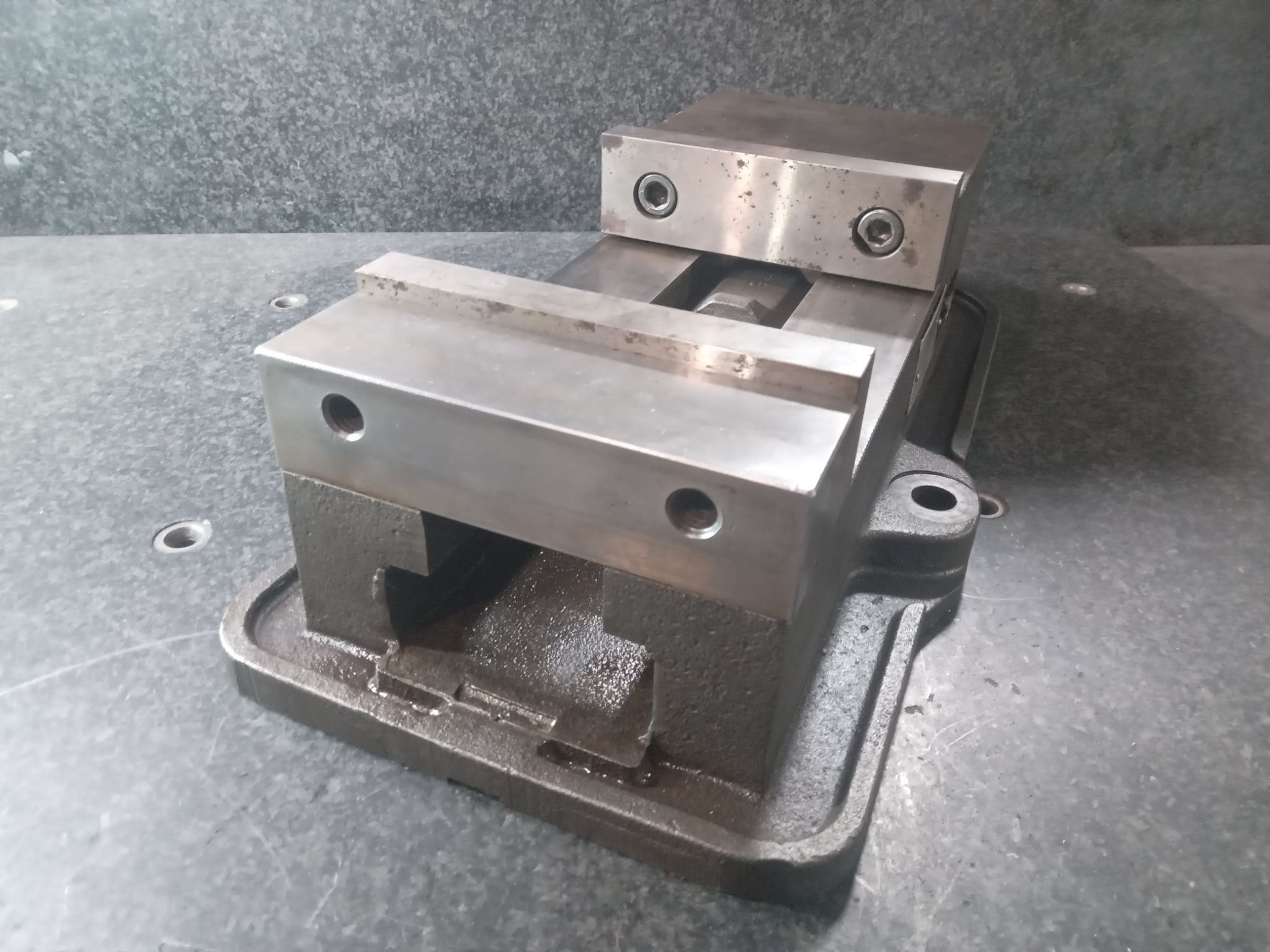 Kurt D60 Milling Vise 6" NO HANDLE 4