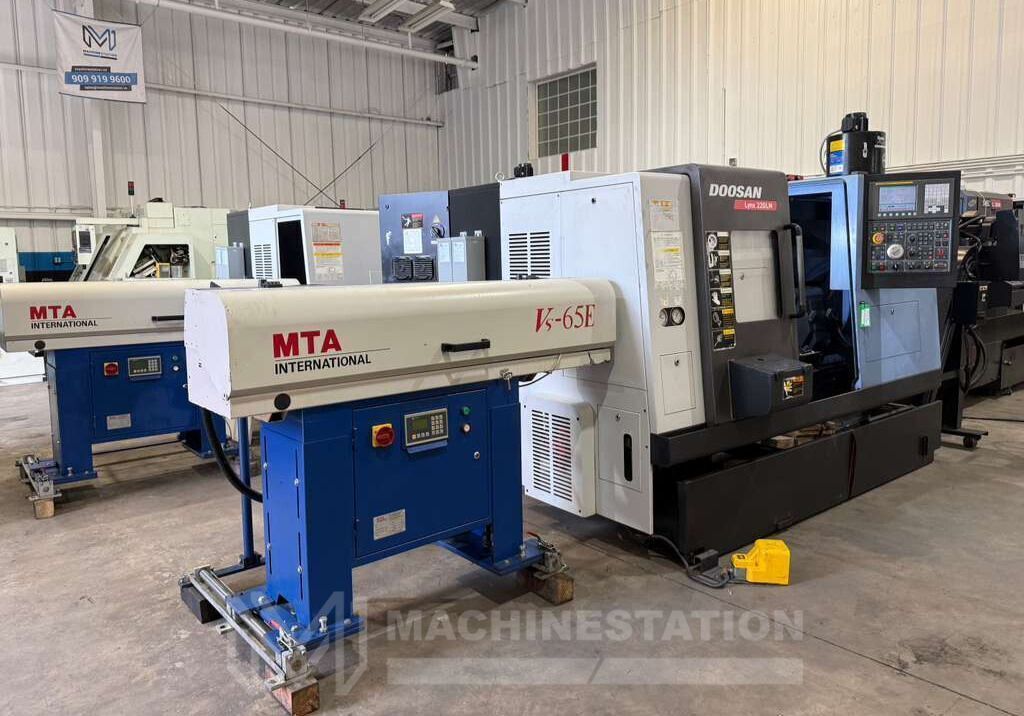 Doosan Lynx 220LMA CNC Turning Center - C Axis Live Tool Bar Feeder Lathe 3