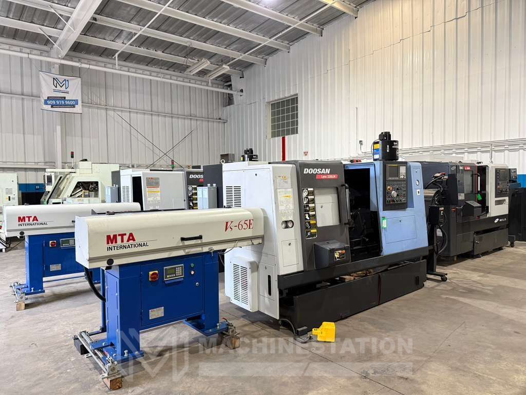 Doosan Lynx 220LMA CNC Turning Center - C Axis Live Tool Bar Feeder Lathe 4