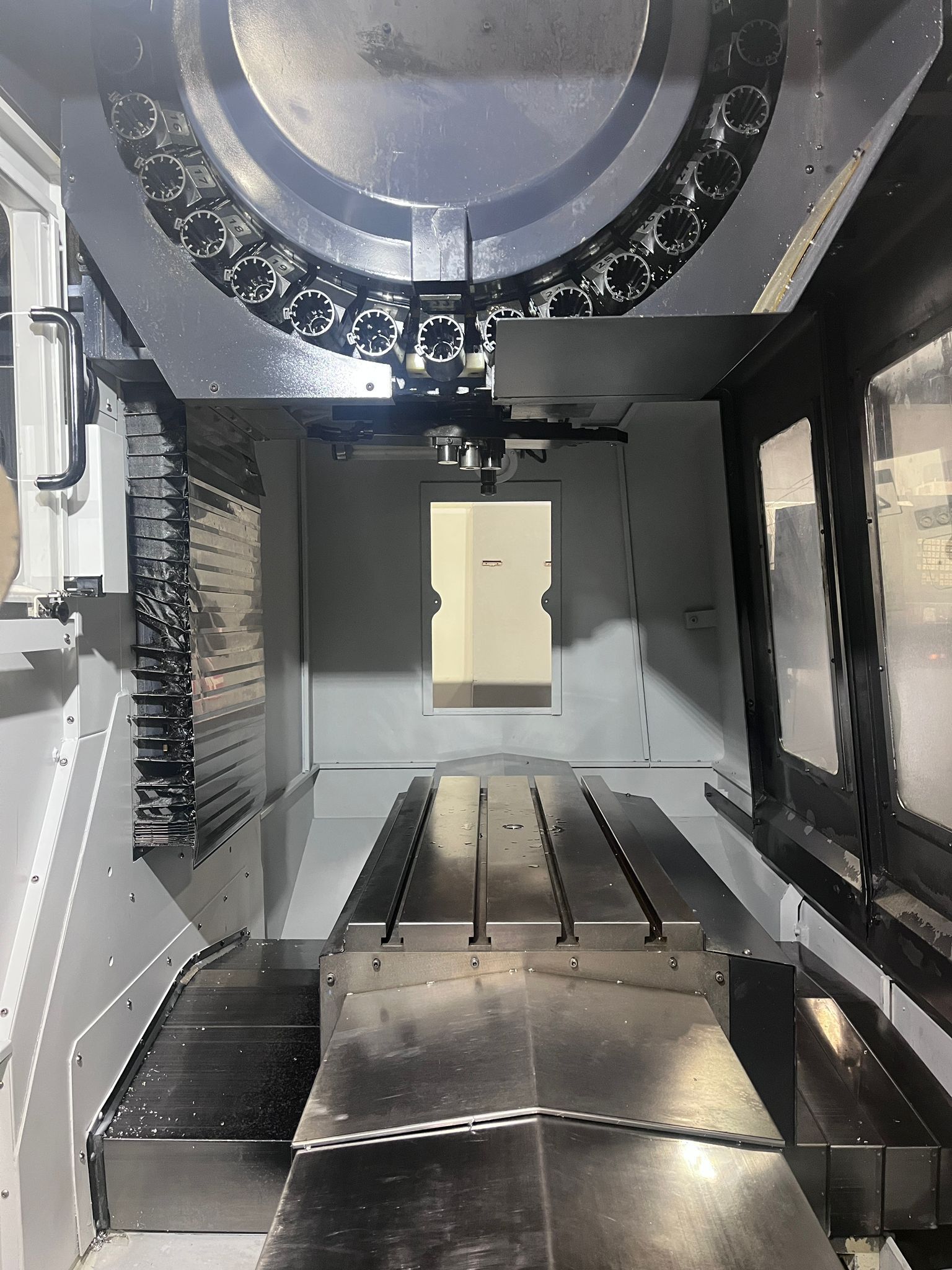 Doosan MV-4020LS CNC Vertical Machining Center - Mill 10