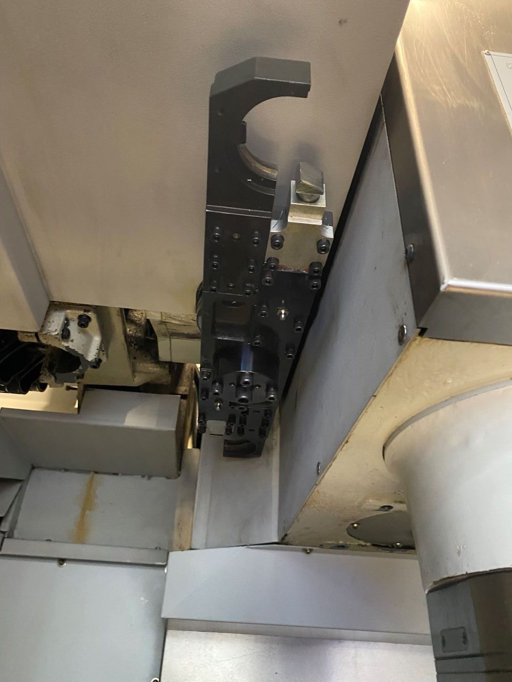 Hardinge Bridgeport 1000 XP3 CNC Vertical Machining Center 11