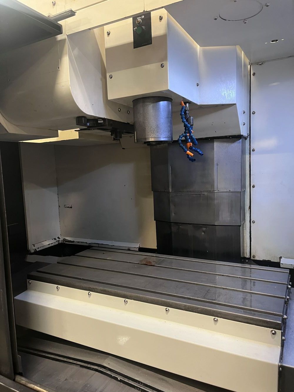 Hyundai Wia F400 CNC Vertical Machining Center - Mill 7
