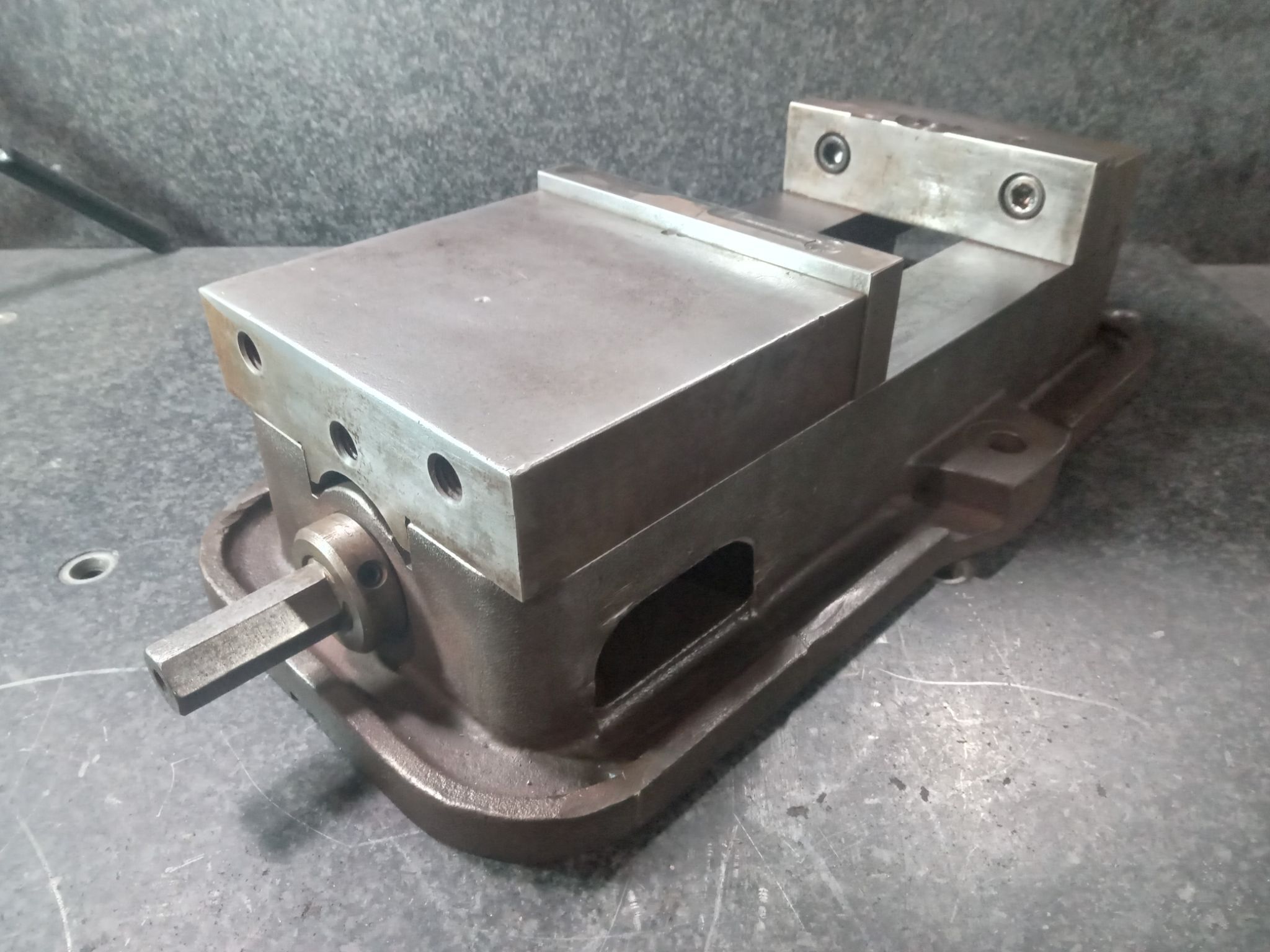 Kurt D60 Vise with Vise Handle 6" Milling Vise 2