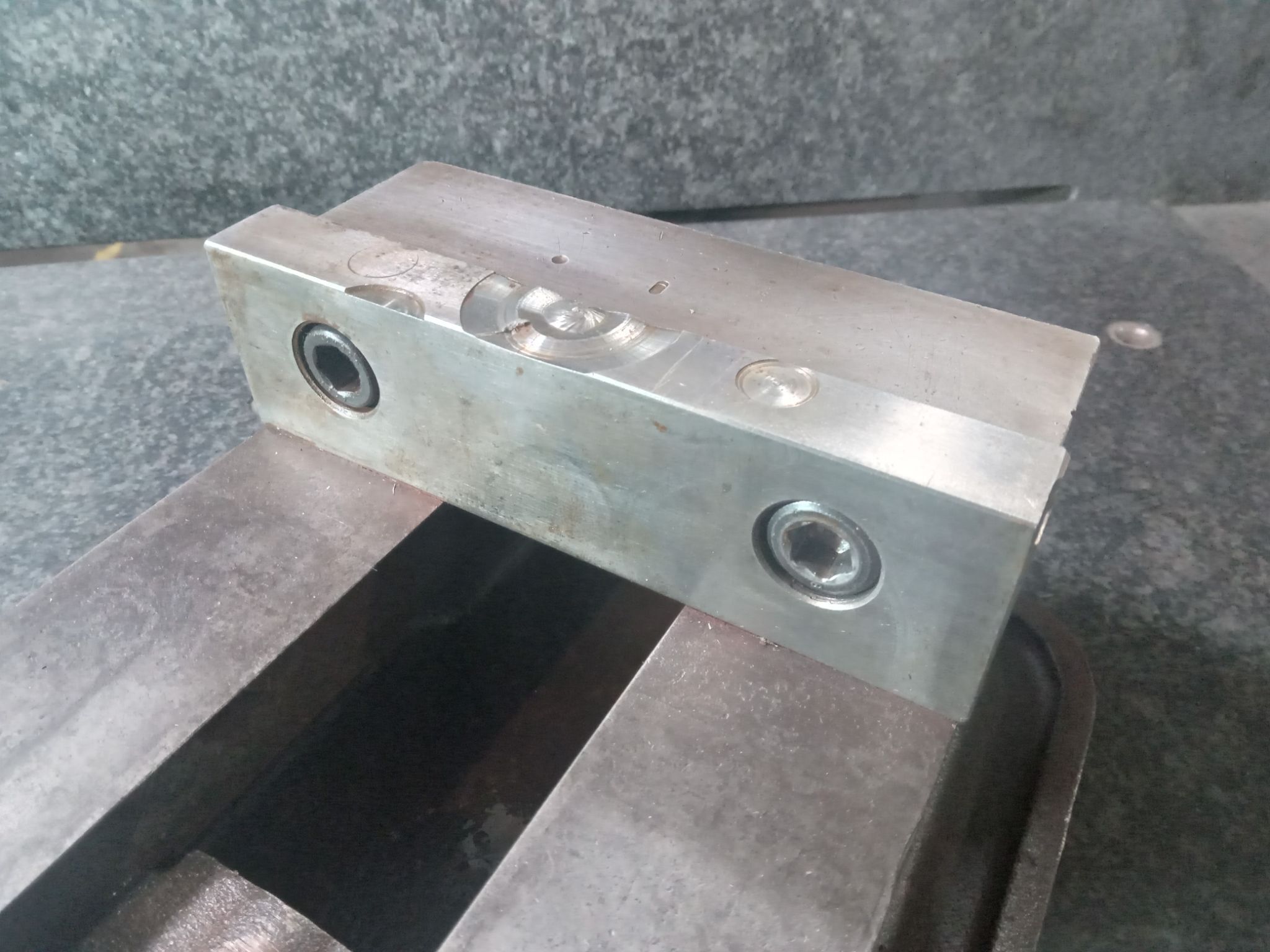 Kurt D60 Vise with Vise Handle 6" Milling Vise 7