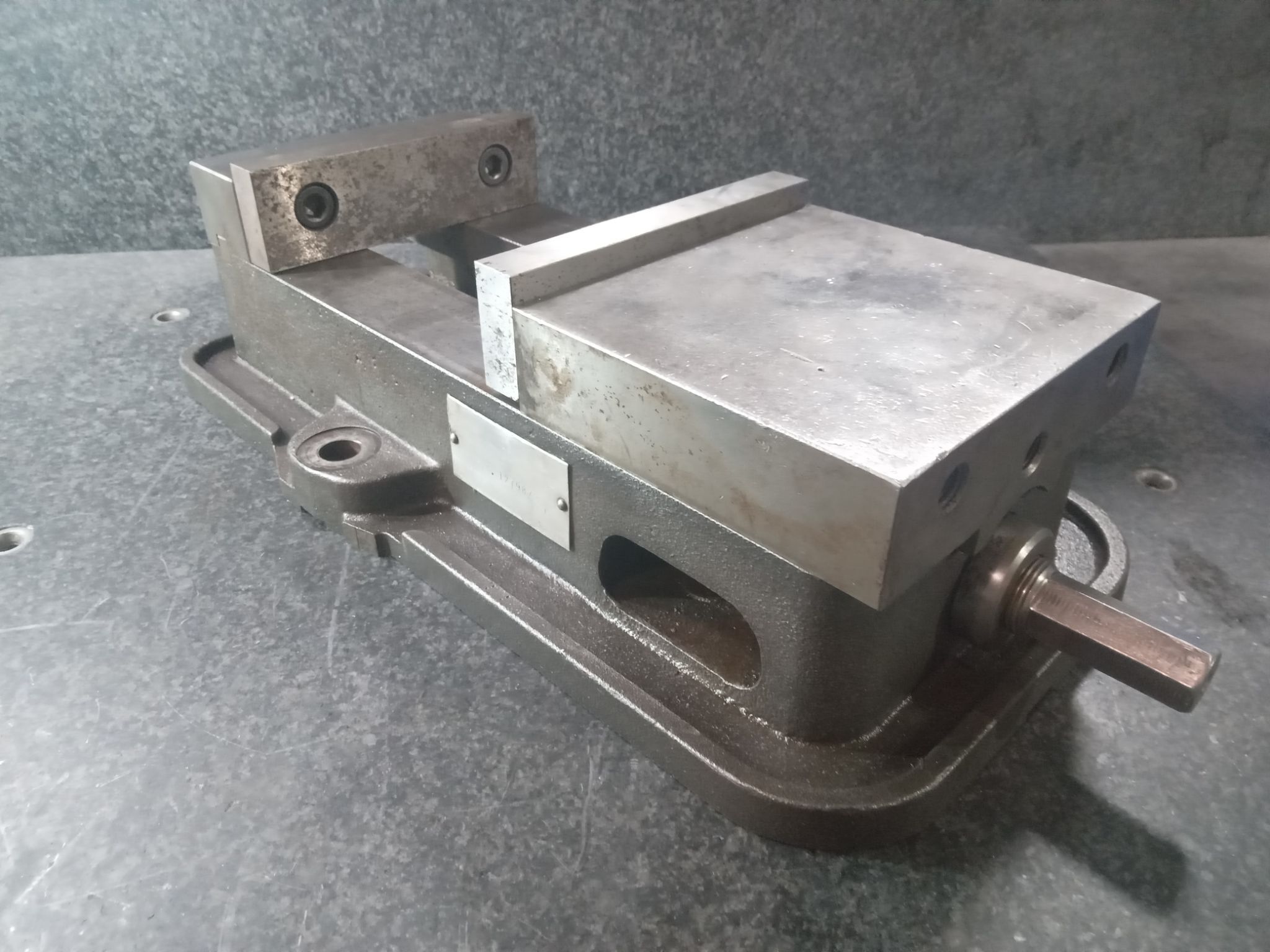 Kurt D60 Milling Vise 6" NO HANDLE 0