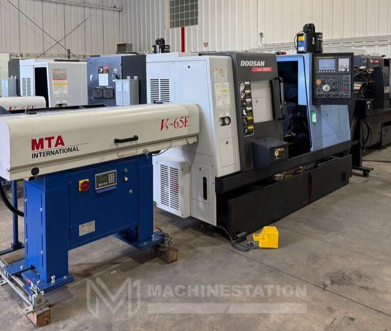 Doosan Lynx 220LMA CNC Turning Center - C Axis Live Tool Bar Feeder Lathe 1